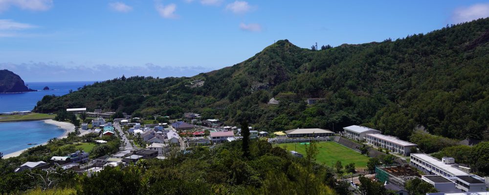 小笠原村立小笠原中学校は東京都竹芝桟橋から南に1000㎞、おがさわら丸で時間にして24時間、小笠原諸島の父島にある中学校です。